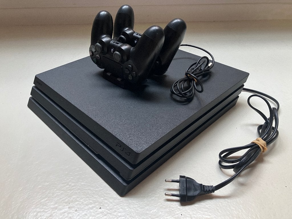 PS4 Pro 1TB + 2 controllers + laadstation, Games en Spelcomputers, Ophalen, Gebruikt, Met 2 controllers, 1 TB