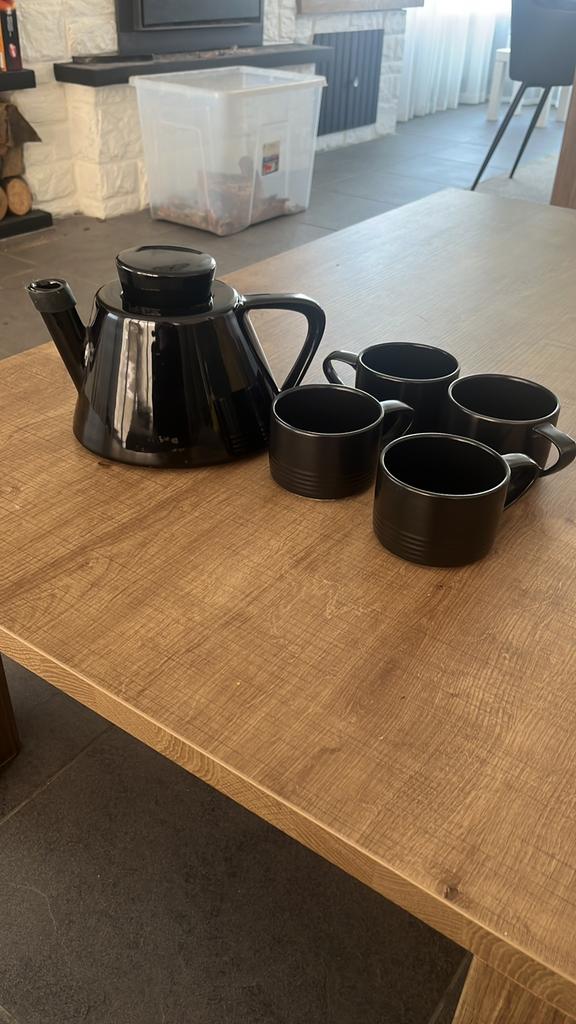 Theepot en 4 tassen, Huis en Inrichting, Ophalen, Zo goed als nieuw