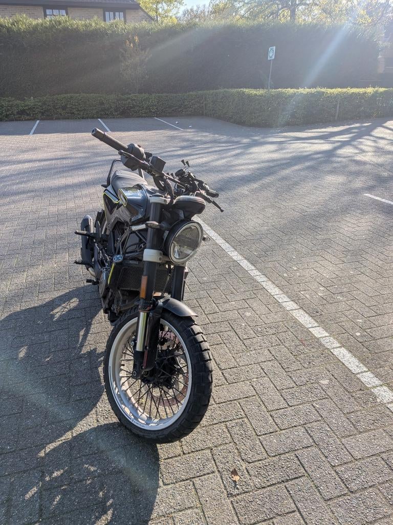 Husqvarna svartpilen 401, Motos, Motos | Husqvarna, Particulier, 400 cm³