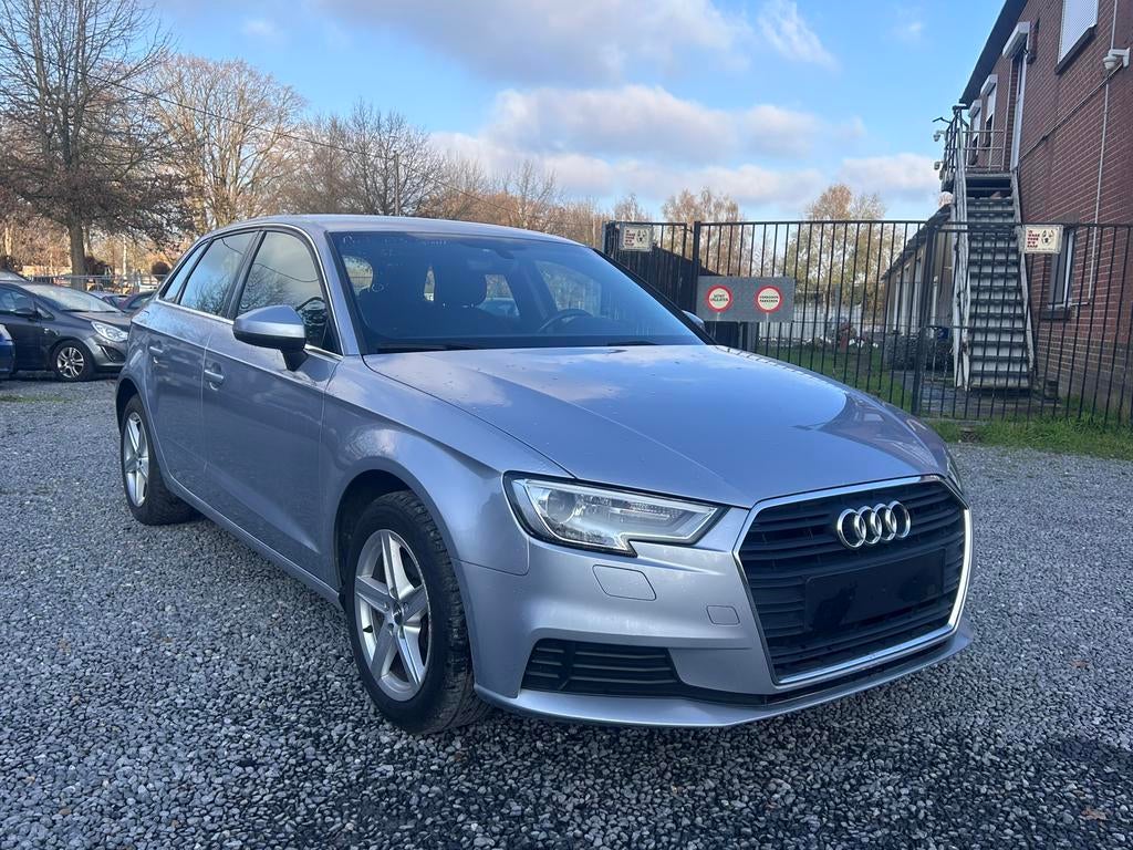 Audi A3 Sportback  1.0 benzine bj 2017 km 178.000, Auto's, Voorwielaandrijving, Stof, Zwart, 4 cilinders