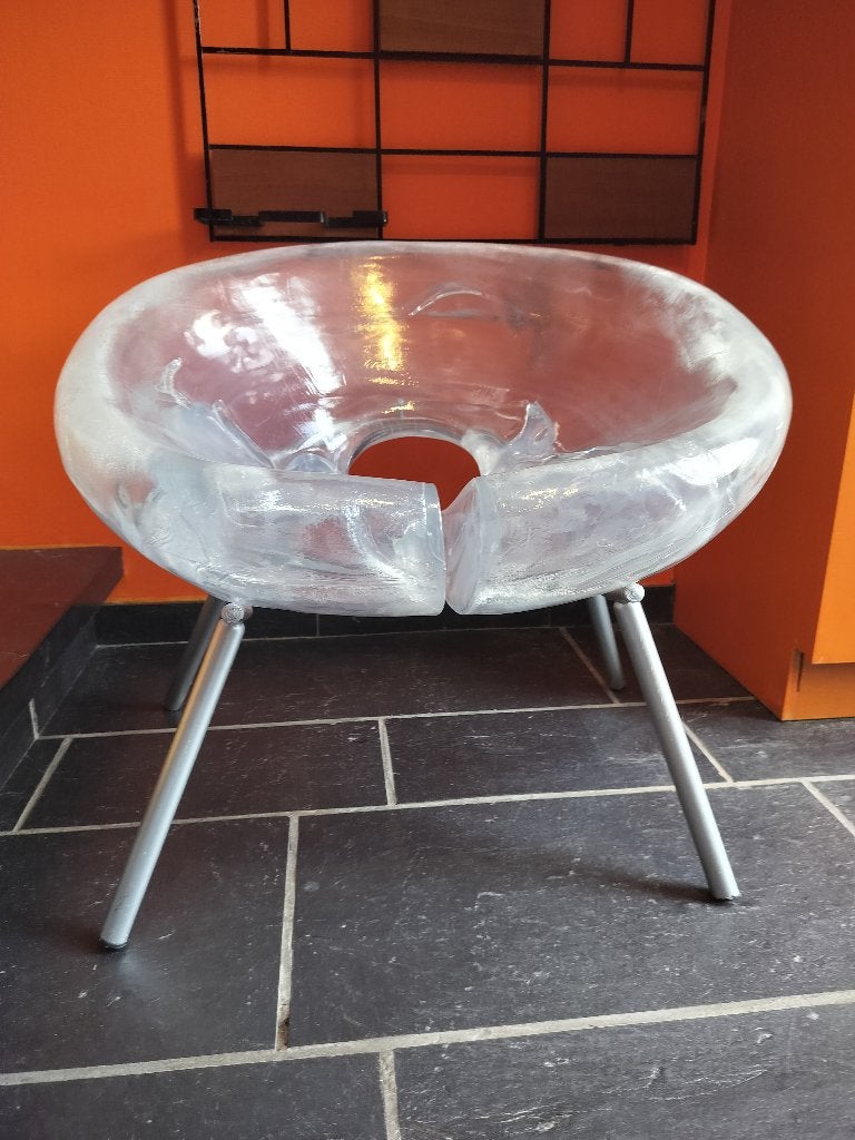Une chaise « Être humain », « Sturm and Plastic », Enlèvement, Chaise, Plastique, Fait main
