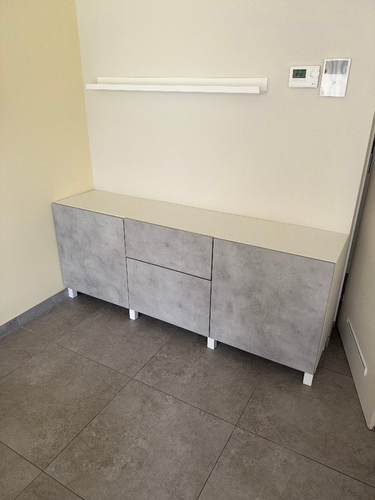 IKEA BESTÅ Dressoir – Lichtgrijs betonpatroon – Nieuwstaat, Huis en Inrichting, Ophalen, Nieuw