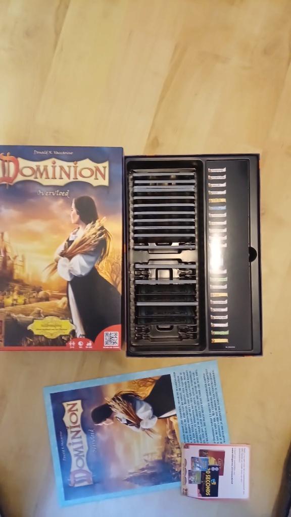 kaartspel nieuw Dominion overvloed van 999 games, Vijf spelers of meer, Ophalen of Verzenden, Nieuw, 999 games
