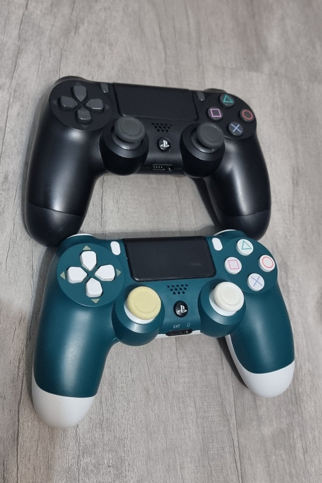 Te koop: 2x Originele PlayStation 4 (DualShock 4) controller, Ophalen, Controller, PlayStation 4