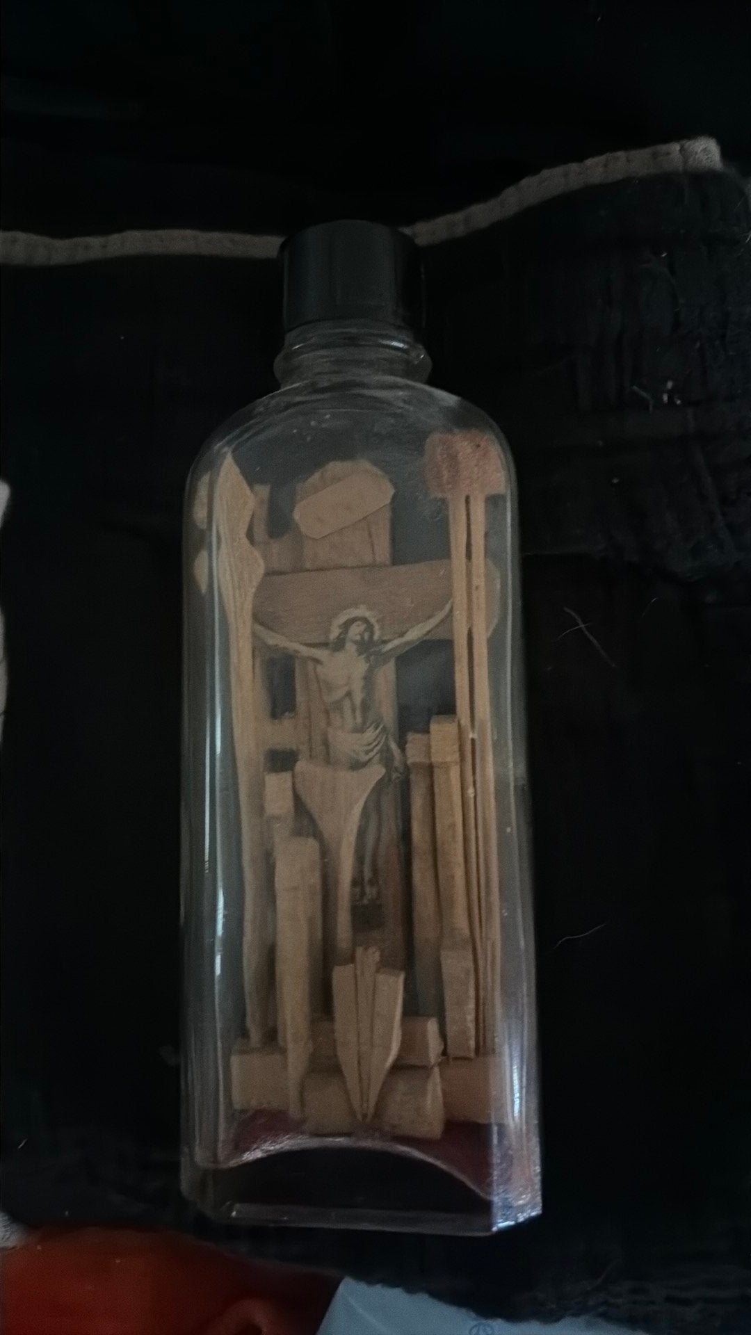 Houten kruisigingswerk in glazen fles, Antiek en Kunst, Ophalen