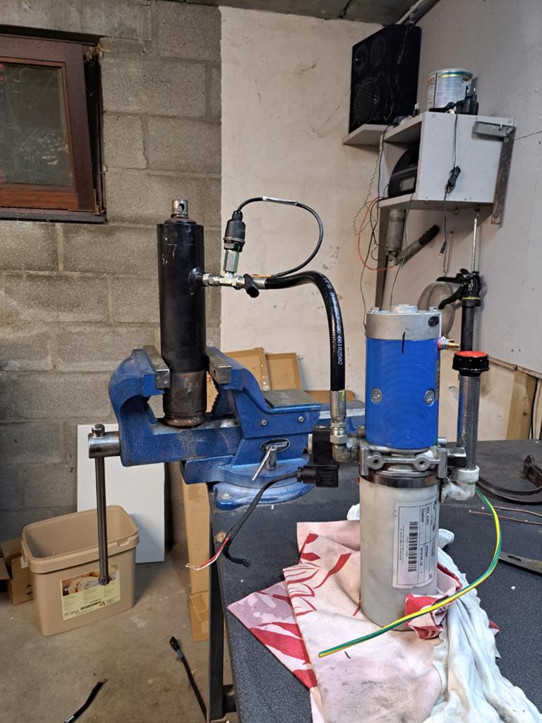 Groupe hydraulique 24 volts. Moteur de pompe avec cylindre, Articles professionnels, Agriculture | Outils, Enlèvement