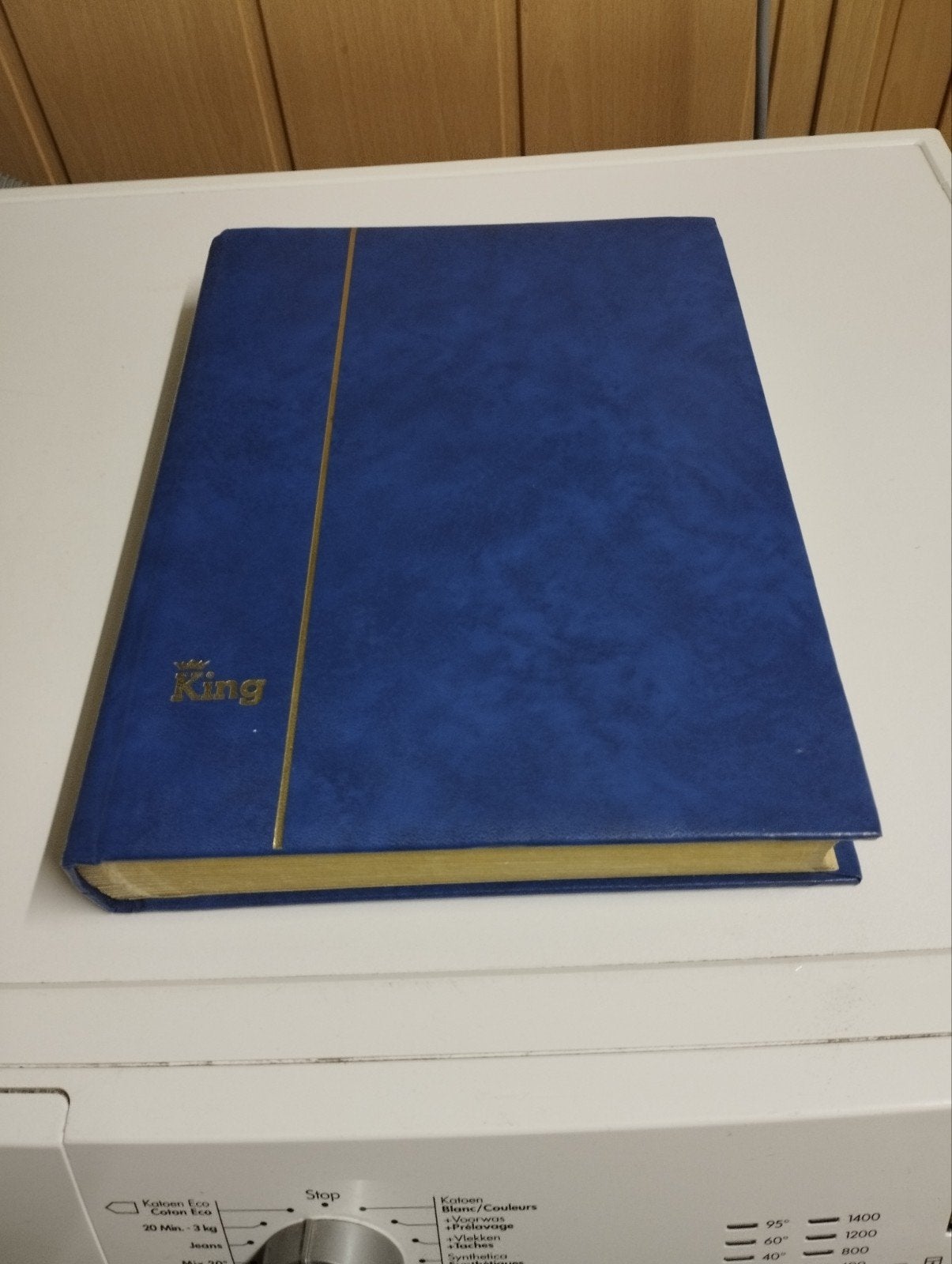 een dik postzegel boek met 24 bladeren of 48 bladzijden, Ophalen