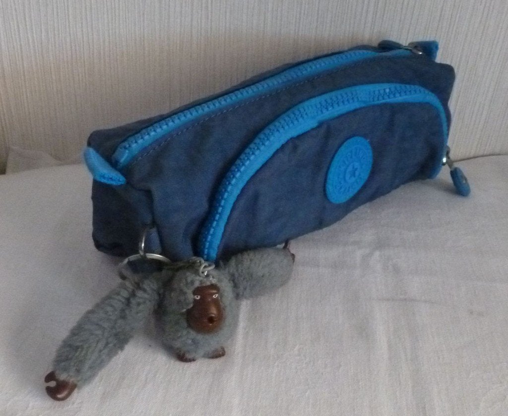 Kipling „cute” pennenetui met 2 blauwe draagtasjes + aap, Ophalen of Verzenden, Gebruikt