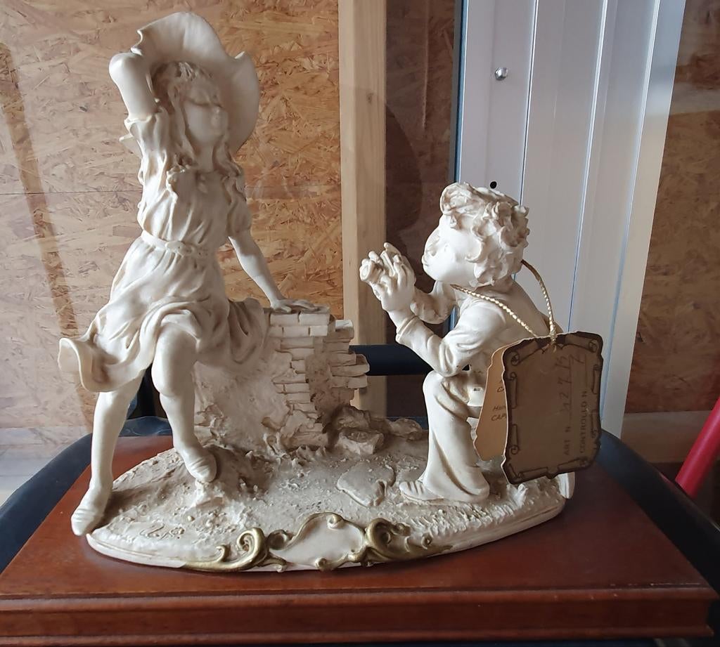 Statuette en biscuit, Enlèvement