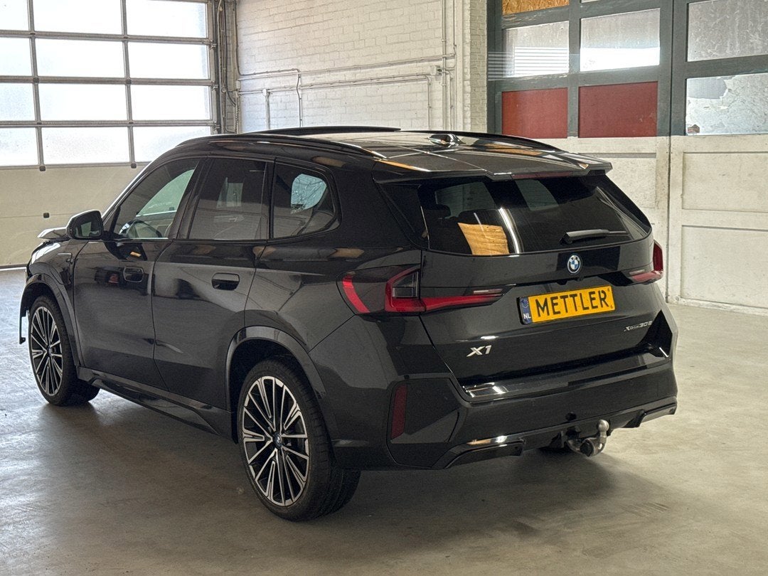 BMW X1 xDrive30e M pakket M Sport Pro Panoramadak|Navigatie|, Auto's, Dealer onderhouden, 1800 kg, 326 pk, 16 kWh