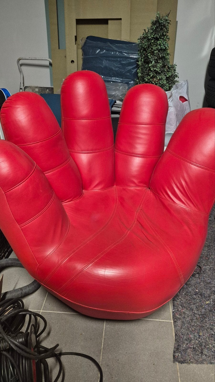 Rode lederen zetel in hand vorm, Huis en Inrichting, Fauteuils, Ophalen