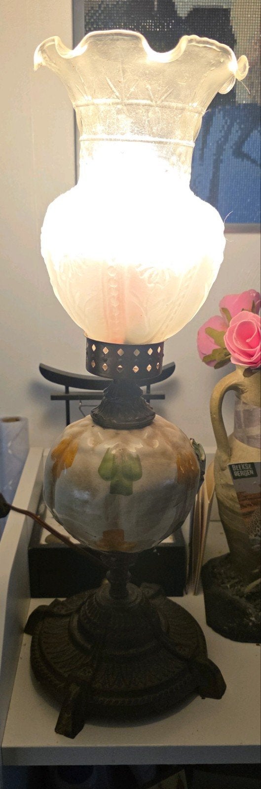 Klassieke vintage tafellamp / olielamp-model met glazen kap, Gebruikt, Vintage, Olielamp, Ophalen of Verzenden