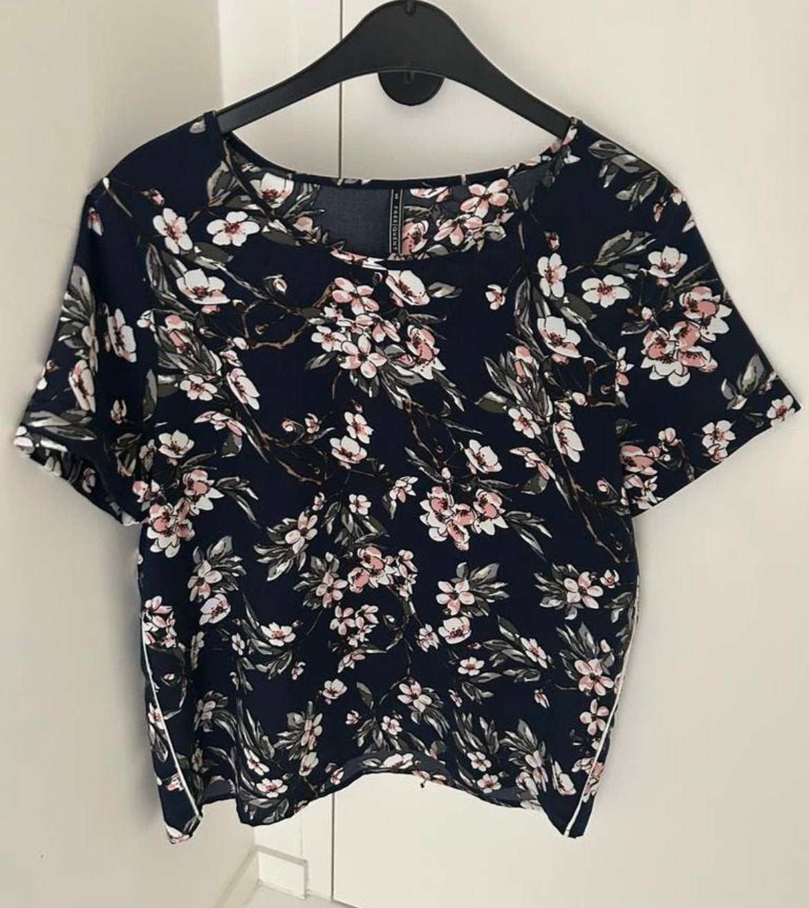 Blauwe blouse met bloemenprint - S - Freequent, Kleding | Dames, Topjes, Blauw, Ophalen of Verzenden, Zo goed als nieuw, Korte mouw