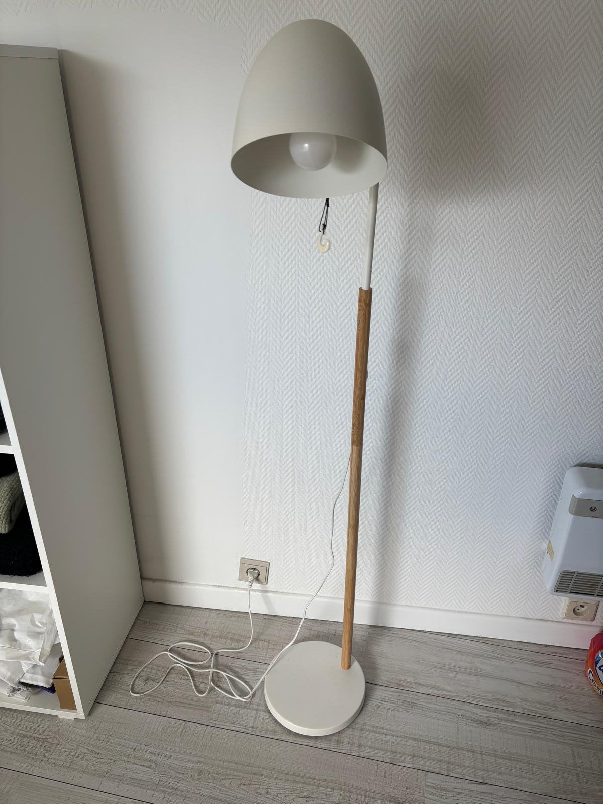 Lampadaire IKEA blanc et bois – très bon état, Maison & Meubles, Enlèvement, Comme neuf, Bois