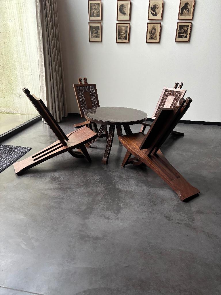 Afrikaanse lepelstoelen met tafel, Enlèvement