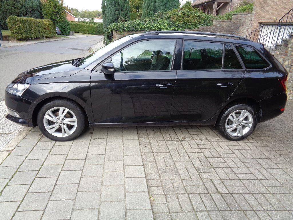 Skoda Fabia Break 1.000 tsi LEZ Bruxelles jusque 2035, Auto's, Voorwielaandrijving, Dealer onderhouden, Stof, Bedrijf