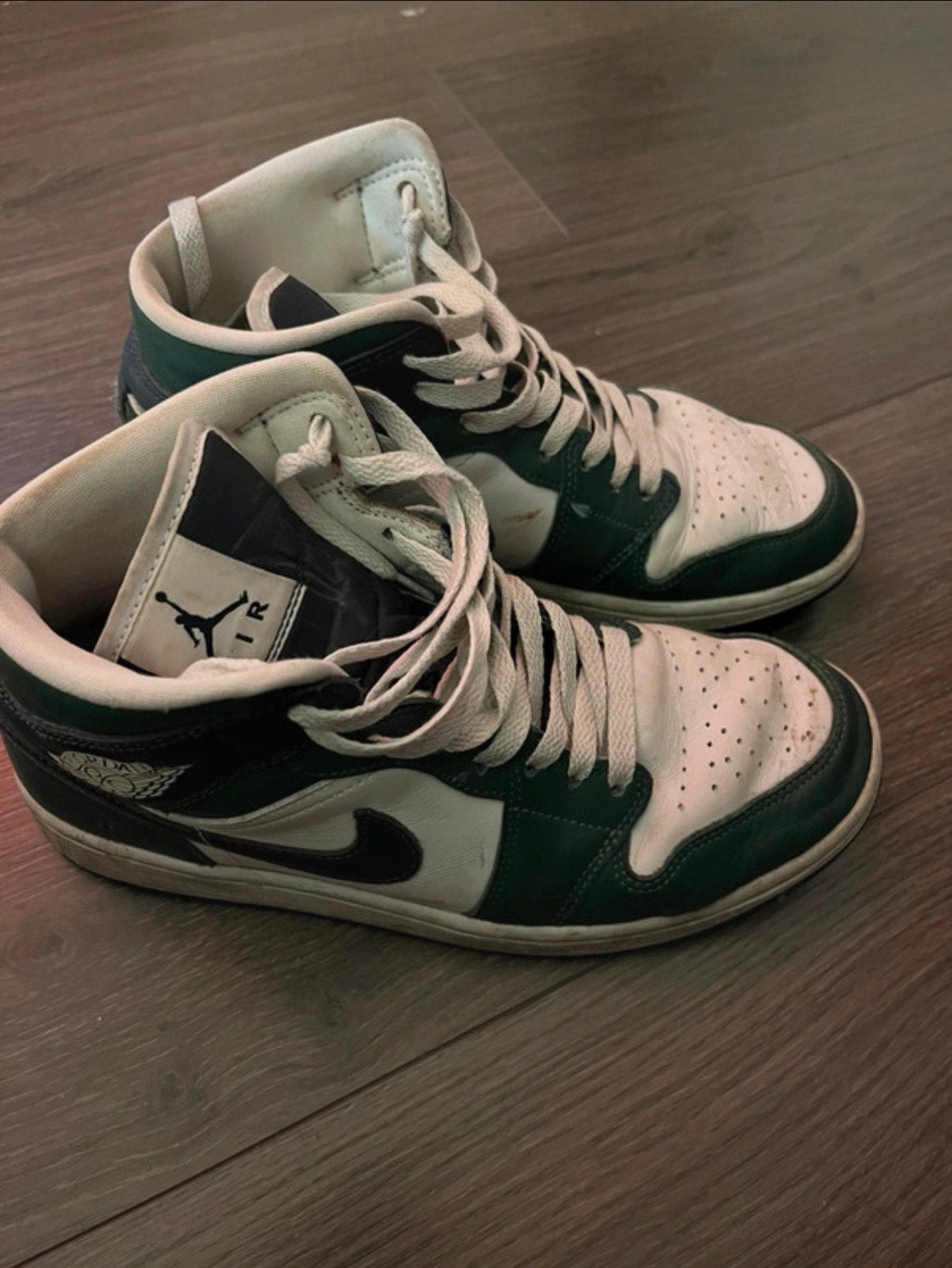 Baskets Nike Air Jordan 1 Mid vertes et blanches, Enlèvement ou Envoi, Sneakers et Baskets, Comme neuf, Vert