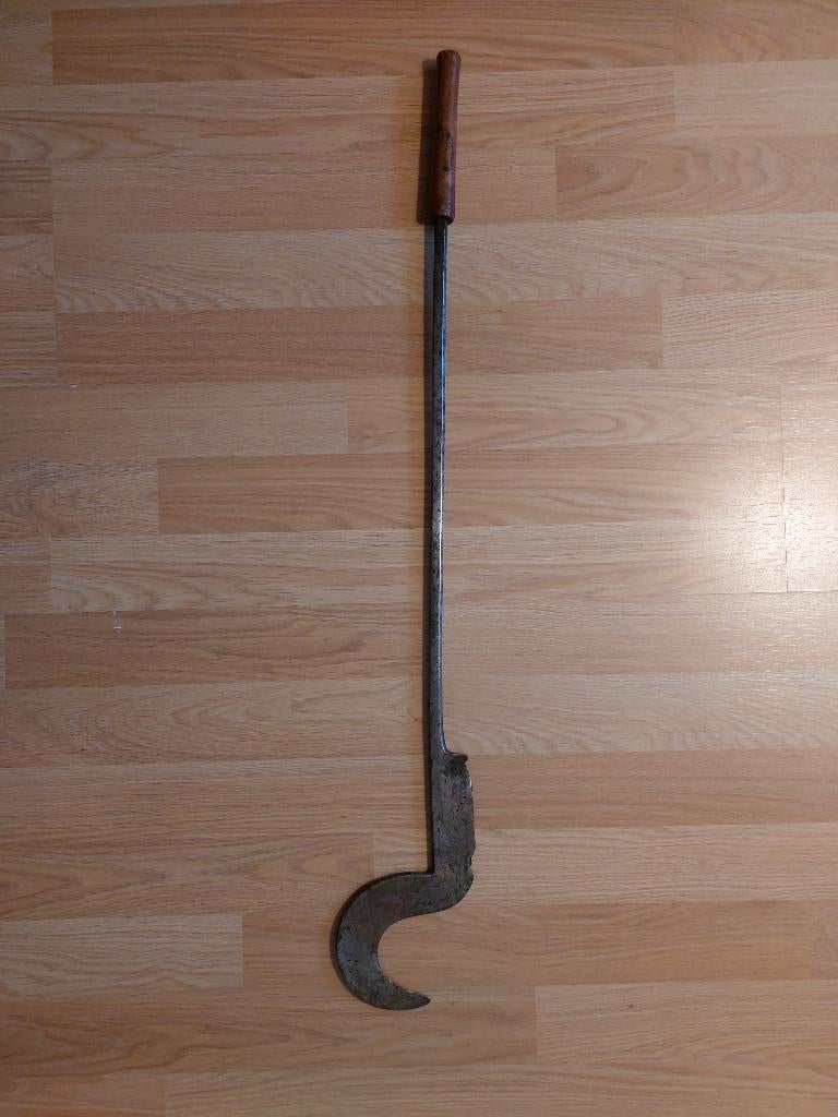 Couteau- Faucille, Enlèvement