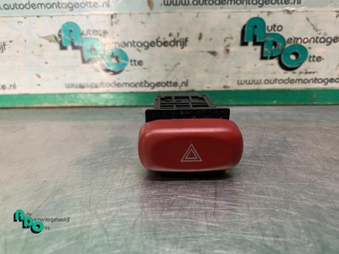 Commutateur éclairage d'urgence d'un Suzuki Ignis (Ignis J., -, 3 mois de garantie, Utilisé, -