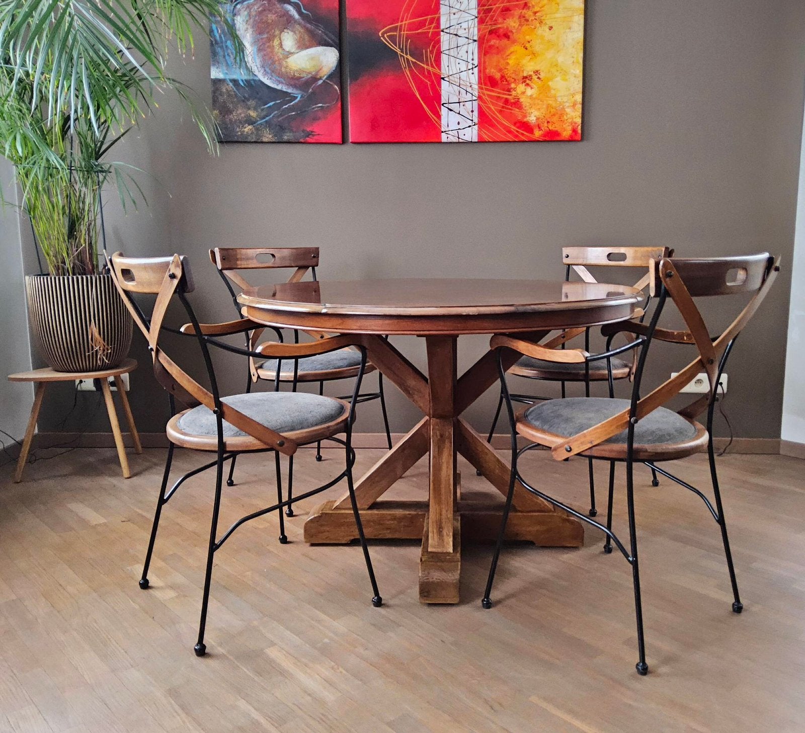Brocante ronde tafel met 4 bijpassende stoelen, Ophalen, Zo goed als nieuw, Teakhout