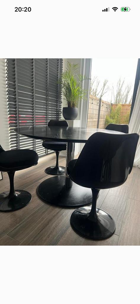 Prachtige ronde tafel en 4 design stoelen, Ophalen, Zo goed als nieuw