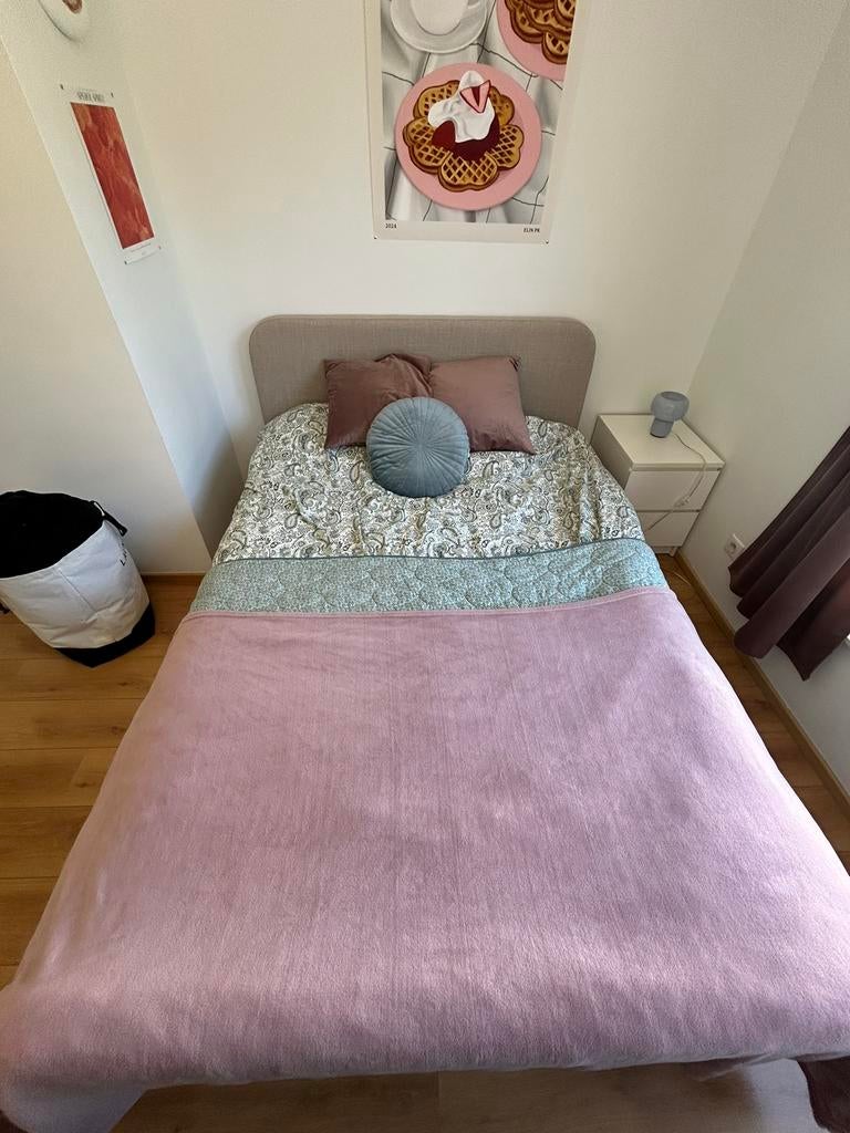Bed 140x200 jysk kongsberg grijs, Huis en Inrichting, Slaapkamer | Complete slaapkamers, Ophalen, Zo goed als nieuw
