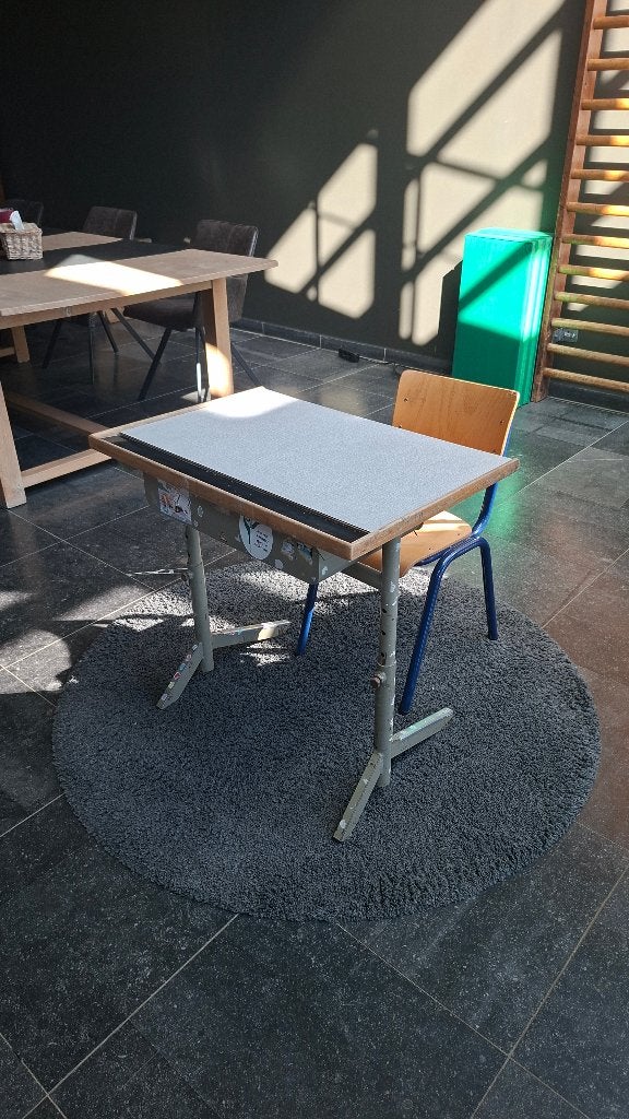 Vintage schooltafel met bijpassende stoel, Huis en Inrichting, Ophalen, Gebruikt, Kinderbureau, Vintage