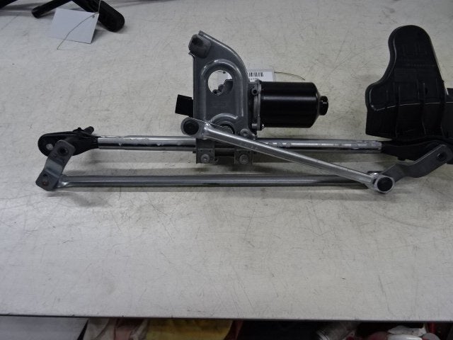 MECANISME ESSUIE-GLACE BMW 1 serie (F20) (01-2010/06-2019), Utilisé, BMW, Petuelring 130
80809  München, DE, Bayerische Motoren Werke AG