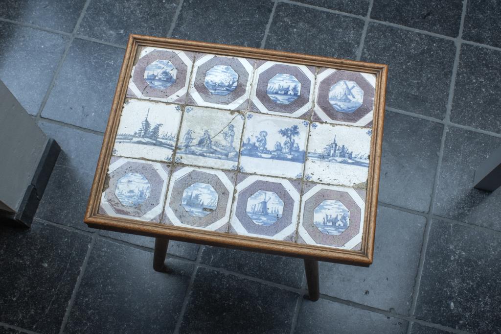 Table incrustée de carreaux bleus de Delft, Enlèvement