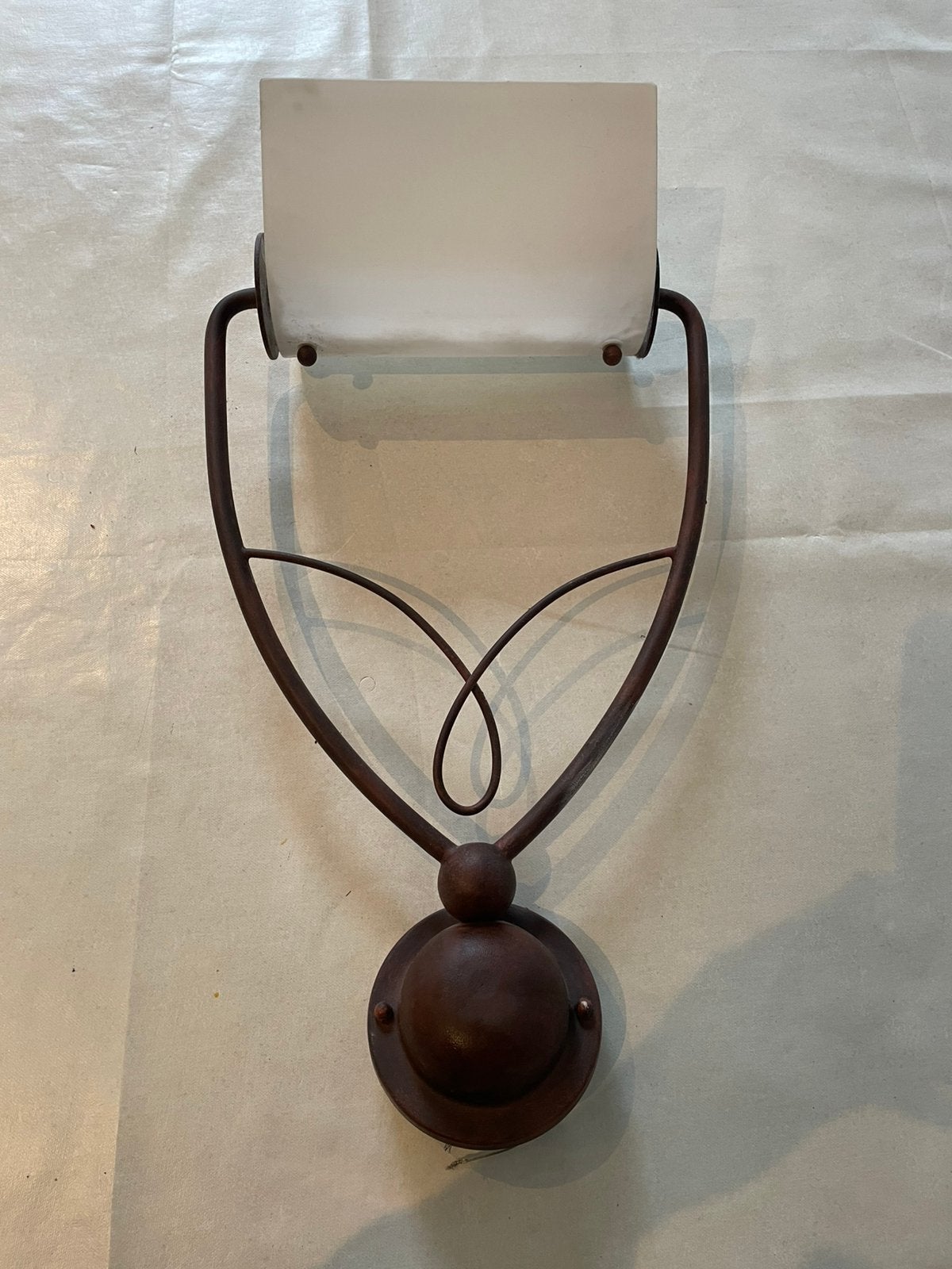 Decoratieve wandlamp met matglazen kap uplighter, Huis en Inrichting, Lampen | Wandlampen, Zo goed als nieuw, Metaal, Ophalen of Verzenden