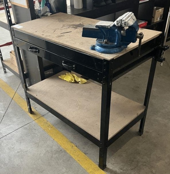 Werktafel met bankschroef en 2 laden, Ophalen, Gebruikt, 70 tot 120 cm, Bankschroef
