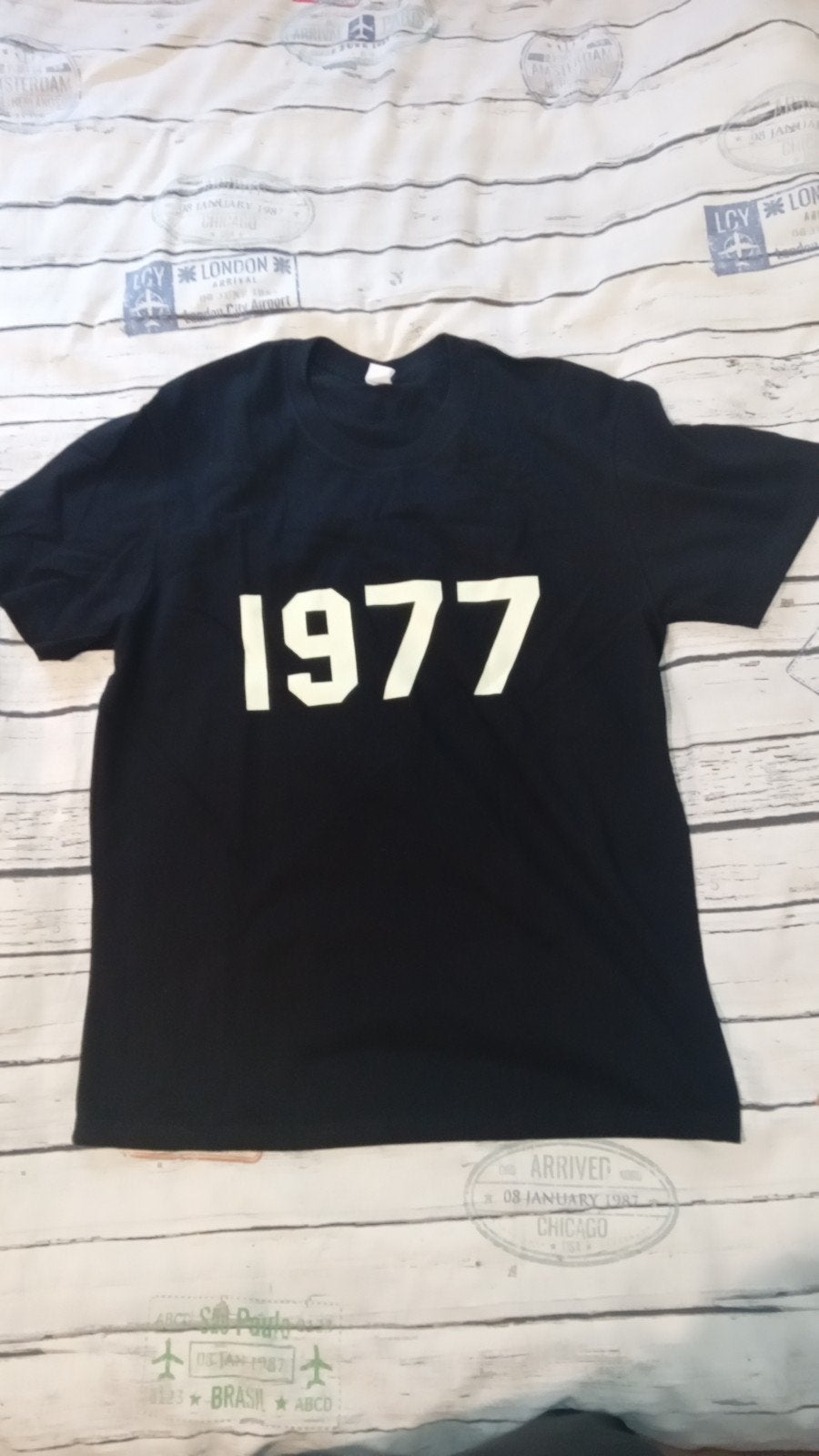 Essentials 1977 T-shirt, Kleding | Heren, Maat 52/54 (L), Zwart, Nieuw, Ophalen of Verzenden