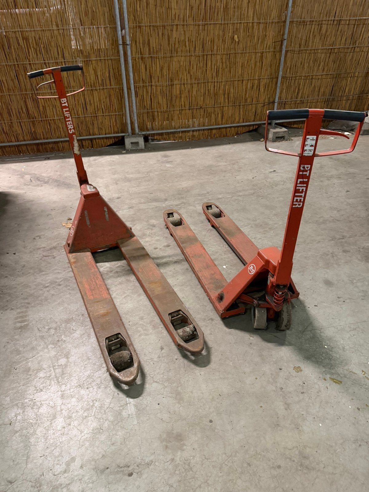 2 transpalletten BT lifter, Ophalen, Gebruikt