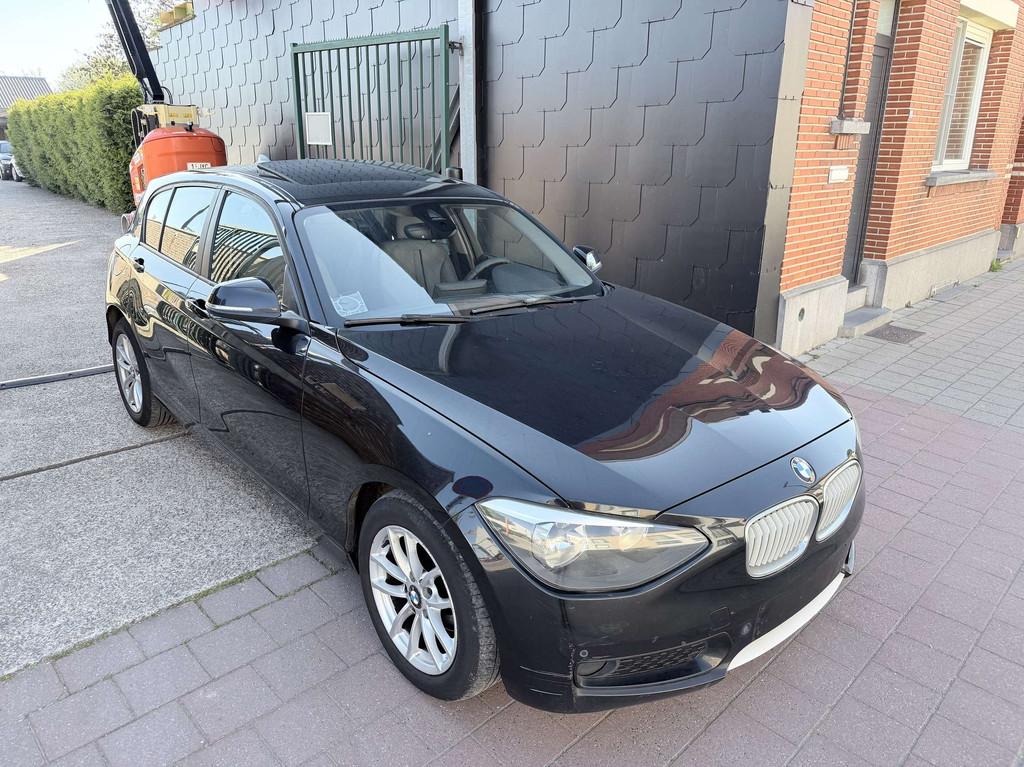 BMW 118 OPEN DAK | AUTOMAAT | NAVI | ZETEL VERWARMING, Automaat, 1 Reeks, Zwart, 5 deurs