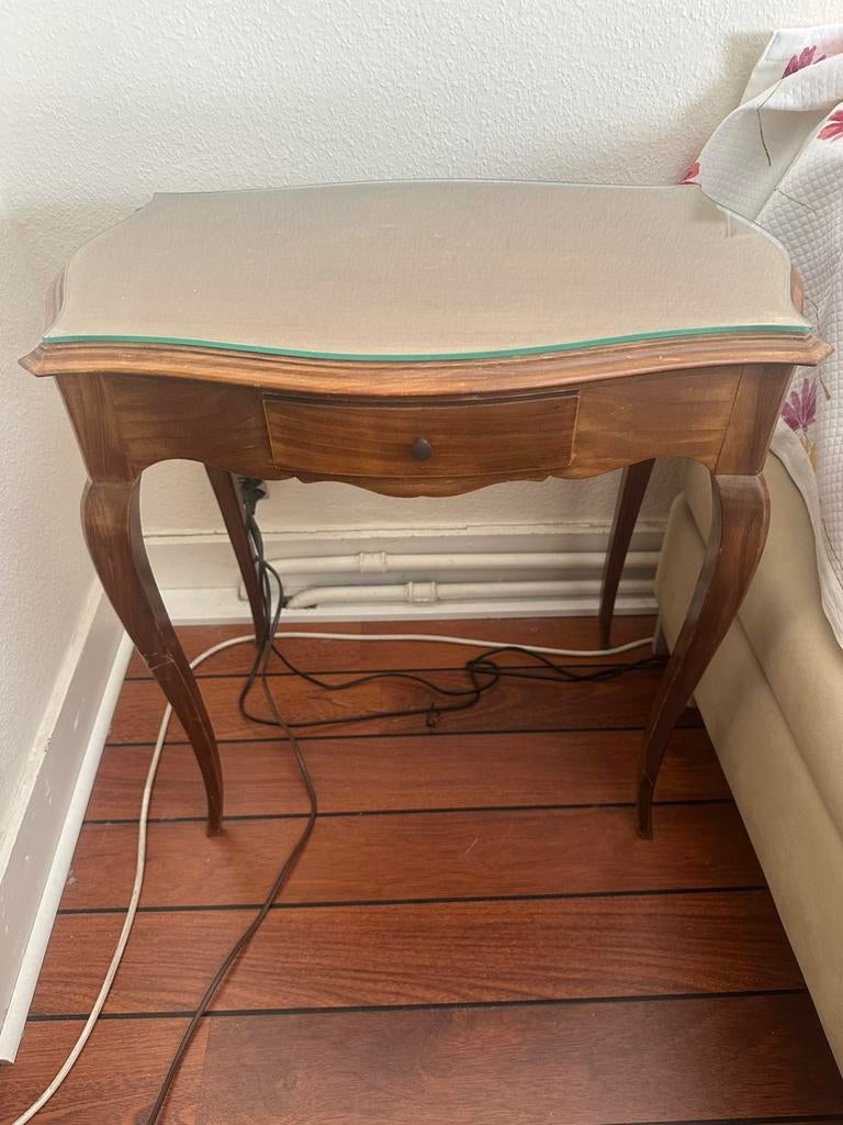Petite table /desserte ou chevet avec verre de protection, Maison & Meubles, Tables | Dessertes, Enlèvement, Comme neuf, Verre