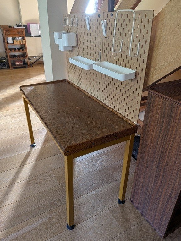chambre d'enfant - table à dessin avec tableau de rangement, Enfants & Bébés, Enlèvement, Utilisé