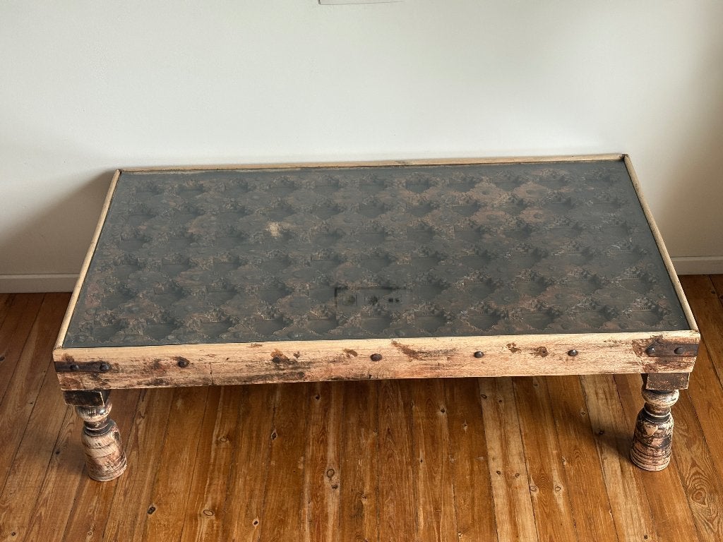 Houten salontafel van antieke oosterse deur + glazen blad, Huis en Inrichting, Ophalen, Gebruikt, 100 tot 150 cm, Overige houtsoorten