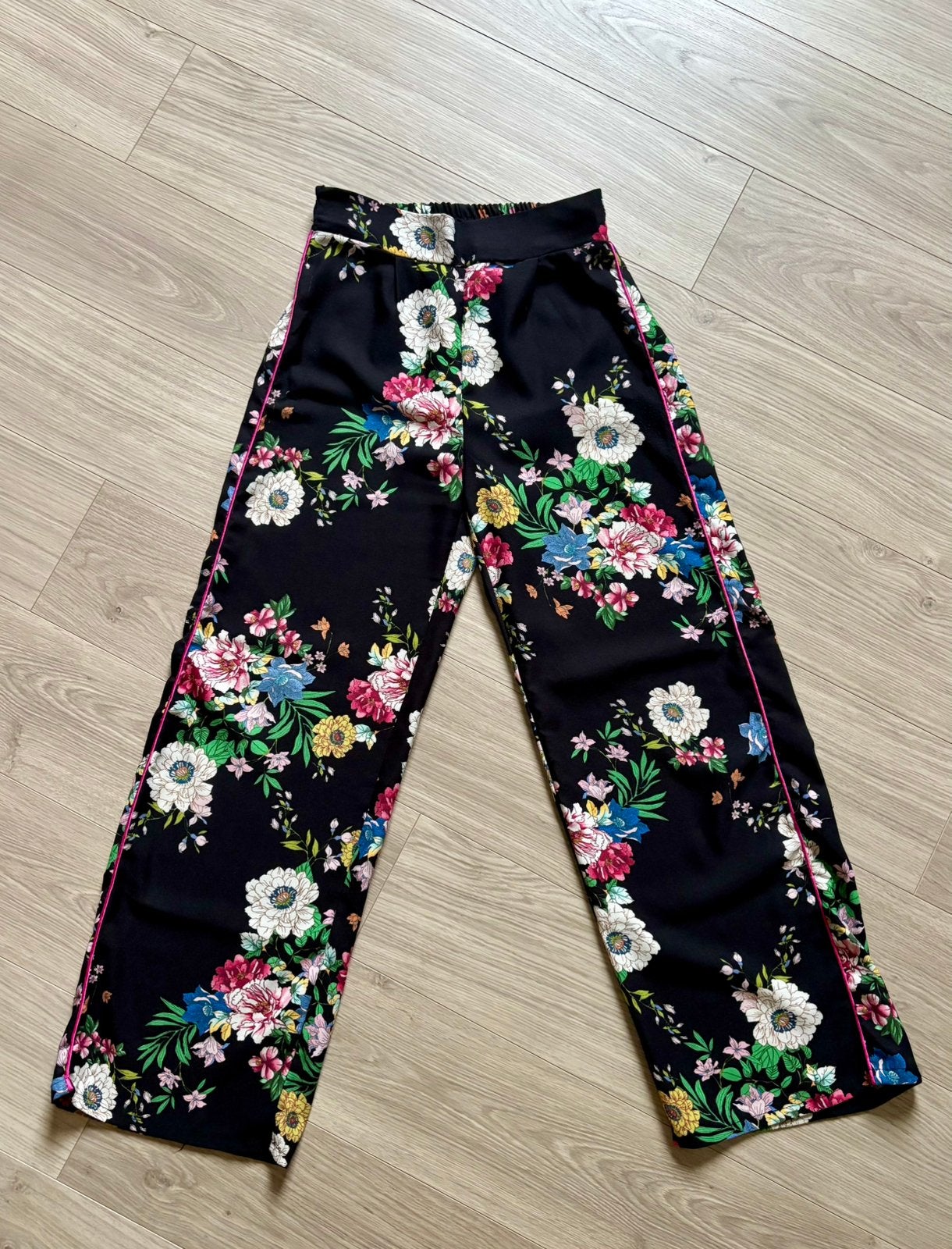Mooiezwarte broek met bloemen van Lola Liza maat XS (34), Vêtements | Femmes, Culottes & Pantalons, Enlèvement ou Envoi, Comme neuf