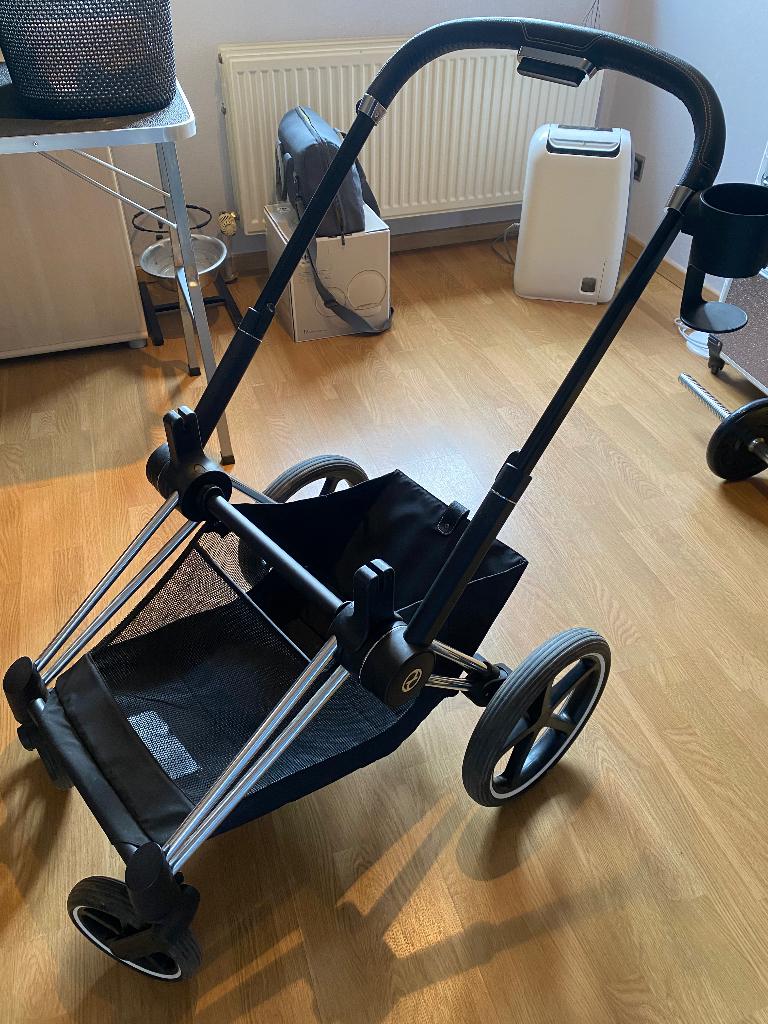 Poussette Cybex Priam avec accessoires, Enfants & Bébés, Autres marques, Avec siège auto, Comme neuf, Enlèvement