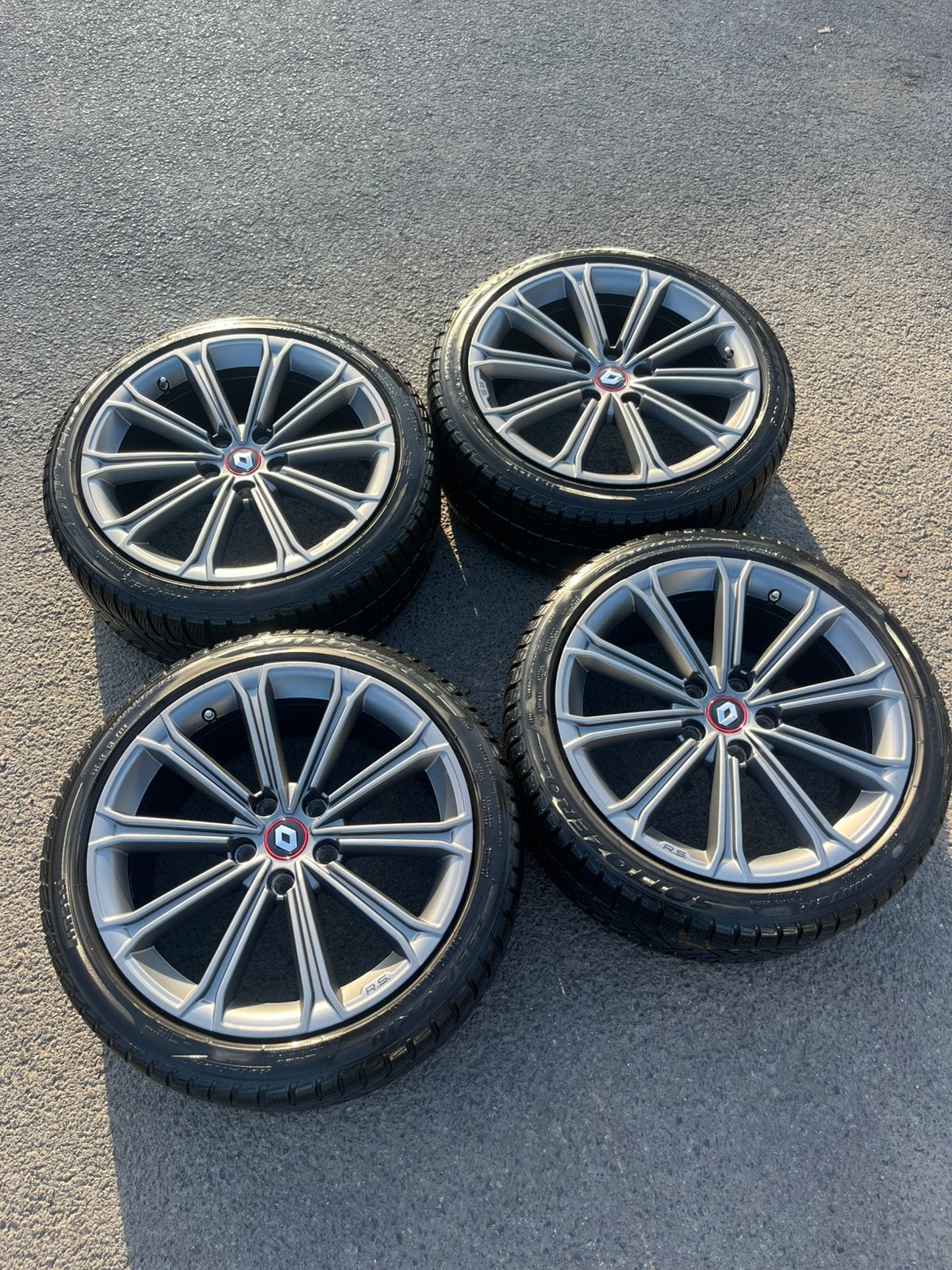 Megane IV R.S. Estoril velgen met winterbanden, Auto-onderdelen, Ophalen, 18 inch, Gebruikt, Winterbanden