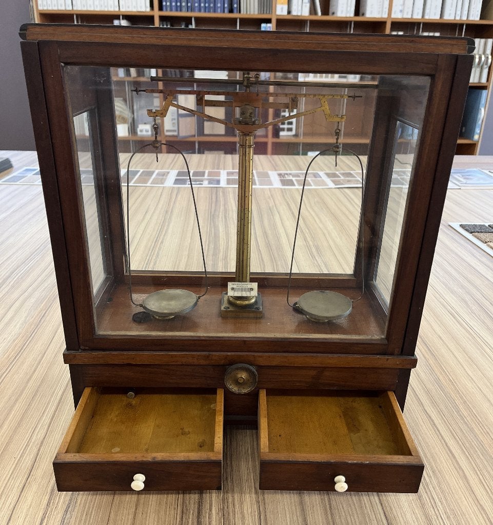 Antieke apothekersweegschaal in kast, Antiek en Kunst, Ophalen