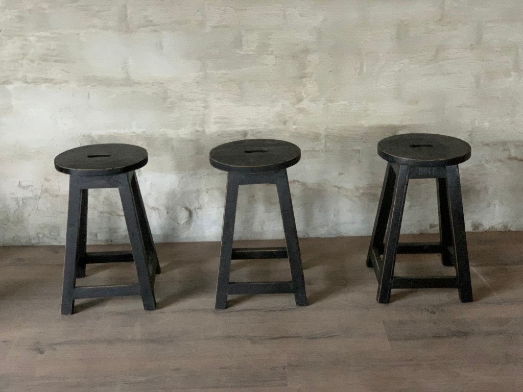 3 zwarte houten krukjes / prijs per stuk, Huis en Inrichting, ., Ophalen of Verzenden, Zo goed als nieuw, .