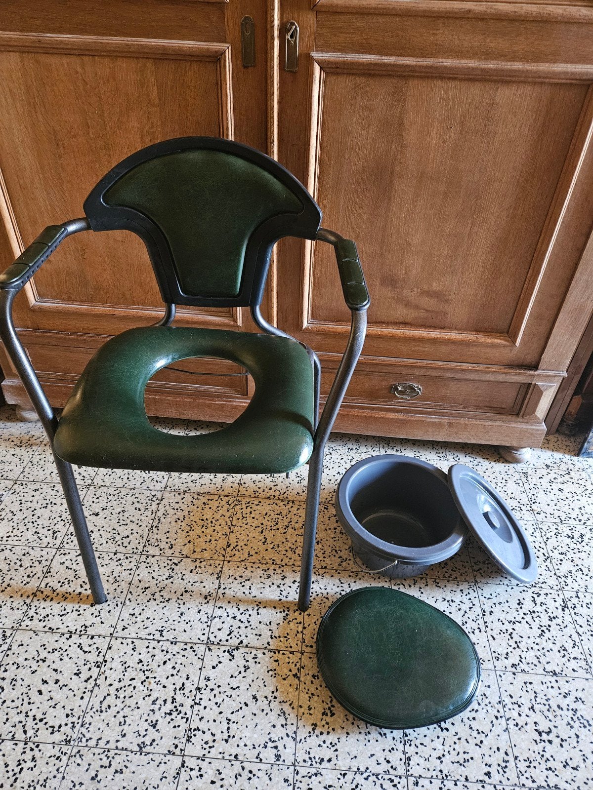 chaise percée très peu utilisée, Divers, Matériel Infirmier, Enlèvement, Comme neuf