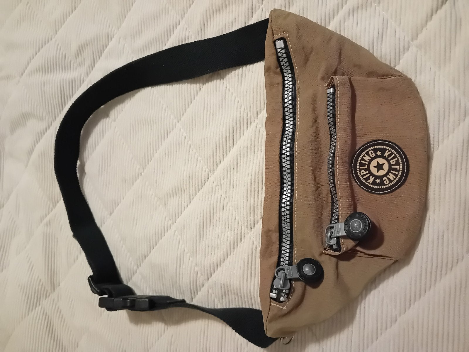Kipling heuptasje met lock systeem, Ophalen, Kipling