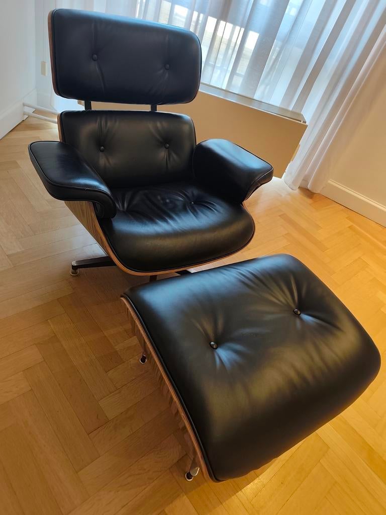 Fauteuil avec son ottoman en cuir noir et bois palissandre, Maison & Meubles, Enlèvement, Bois