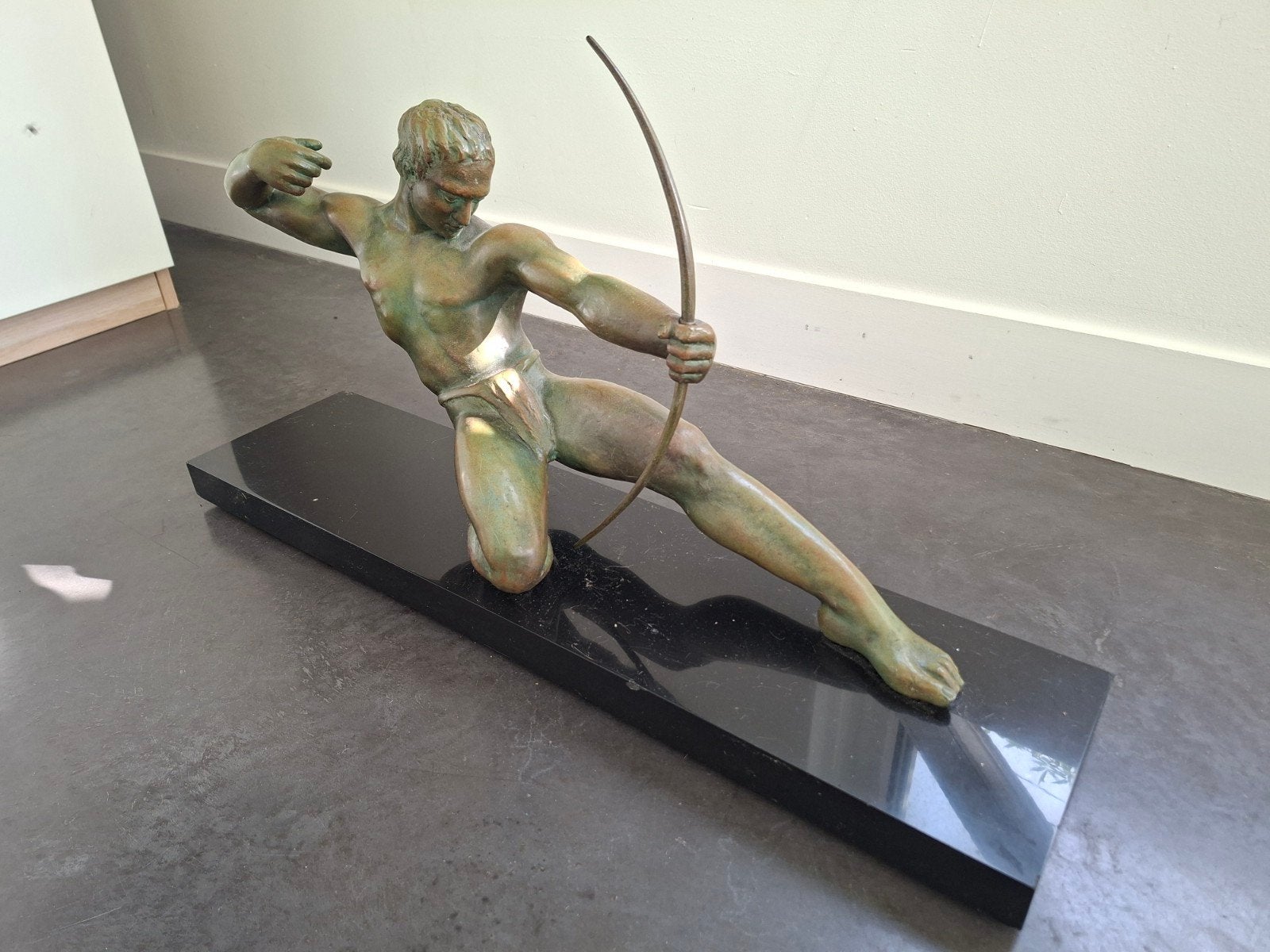 Bronzen beeld op marmeren sokkel (gereserveerd), Enlèvement