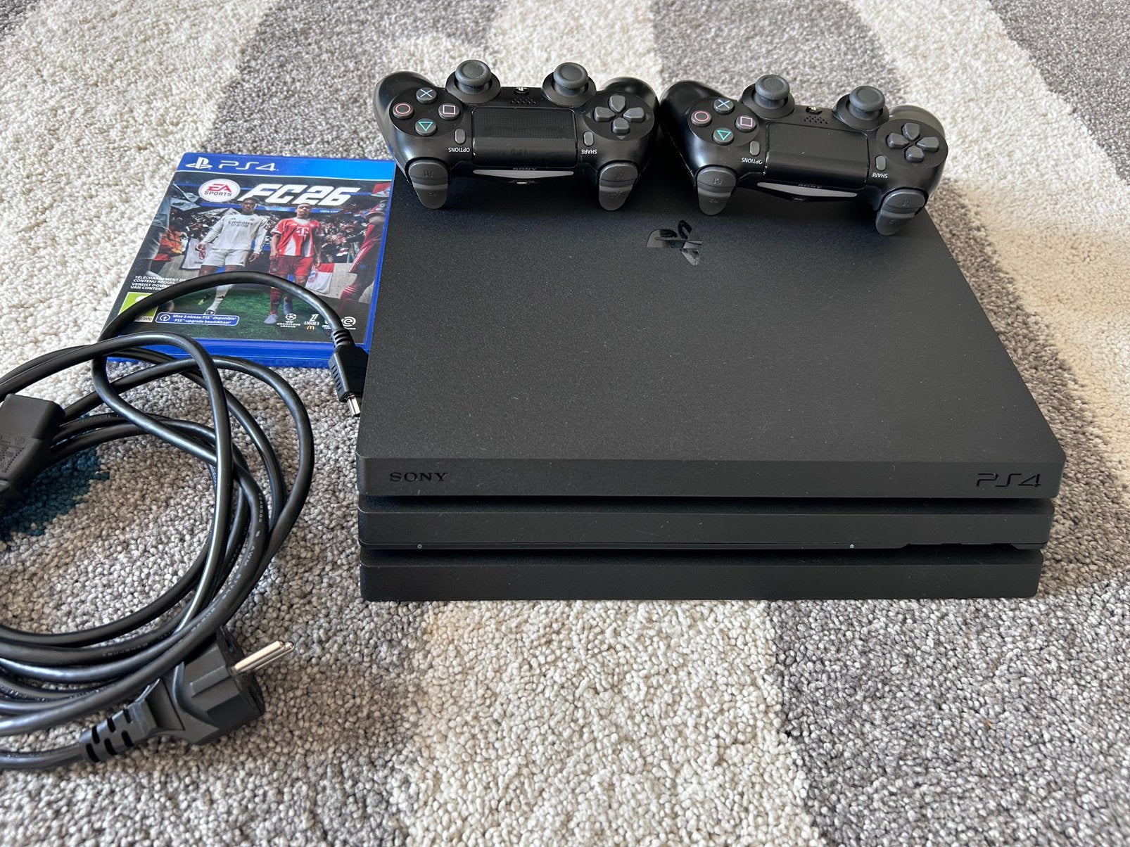 Ps4 pro 1TB met 2 controllers, Games en Spelcomputers, Spelcomputers | Sony PlayStation 4, Ophalen, Zo goed als nieuw, Met 2 controllers