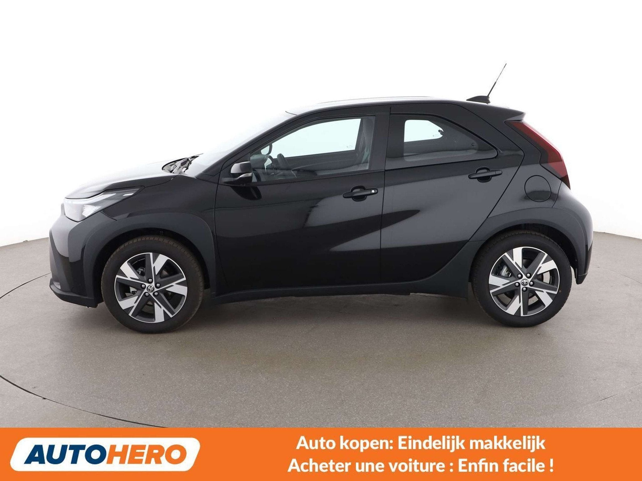 Toyota Aygo X 1.5 Hybrid Lounge (bj 2026, automaat), Auto's, Toyota, Stof, Gebruikt, Zwart, 116 pk