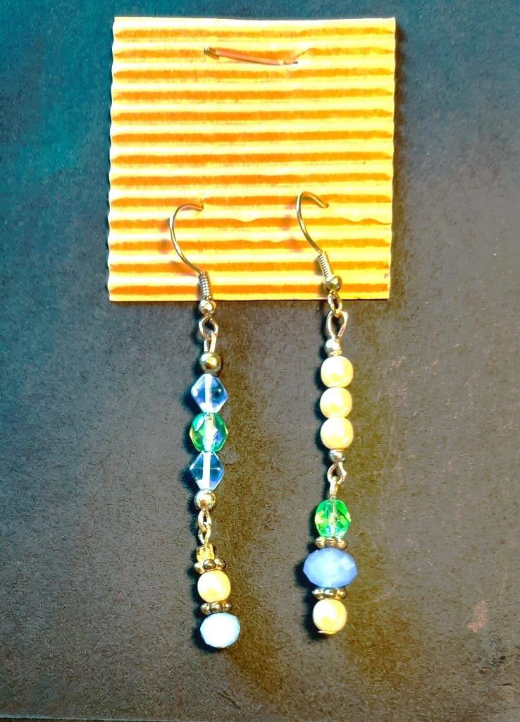 Te koop: Nieuw! Mooie frisse asymmetrische oorbellen., Bijoux, Sacs & Beauté, Boucles d'oreilles, Neuf, Enlèvement, Autres matériaux