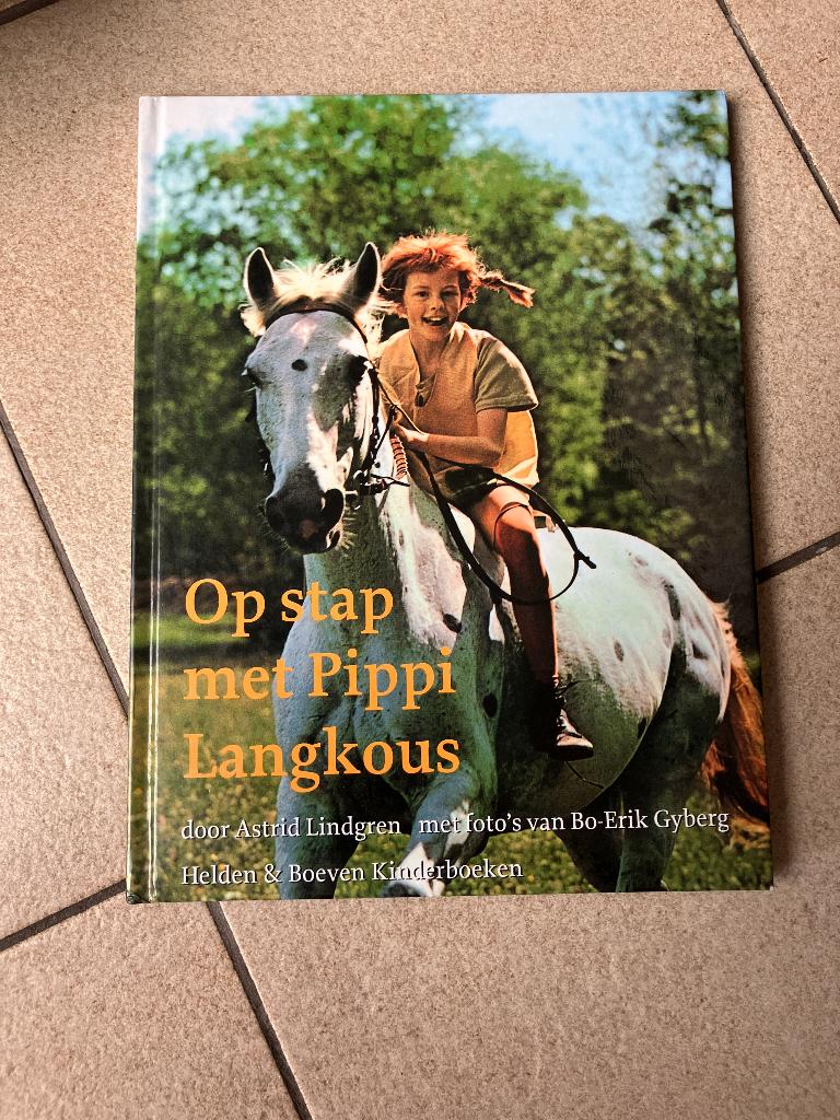Boek - Op stap met pippi langkous, Boeken, Ophalen of Verzenden